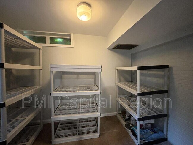 Building Photo - 8901 Seneca Ln