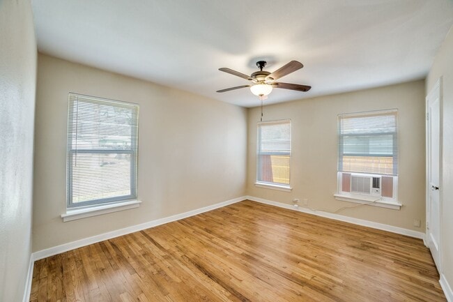 Building Photo - CHARMING MID-CENTURY HOME IN DELLVIEW