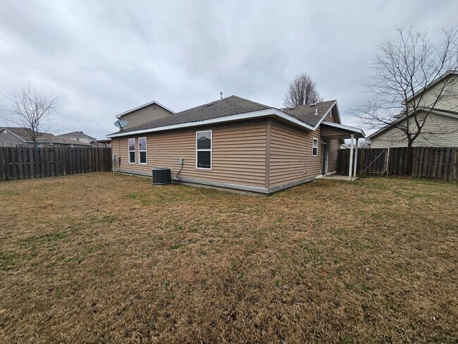 Building Photo - Quaint 3BR/2BA home close to UofA with large fenced yard! Low maintenance vinyl plank flooring!