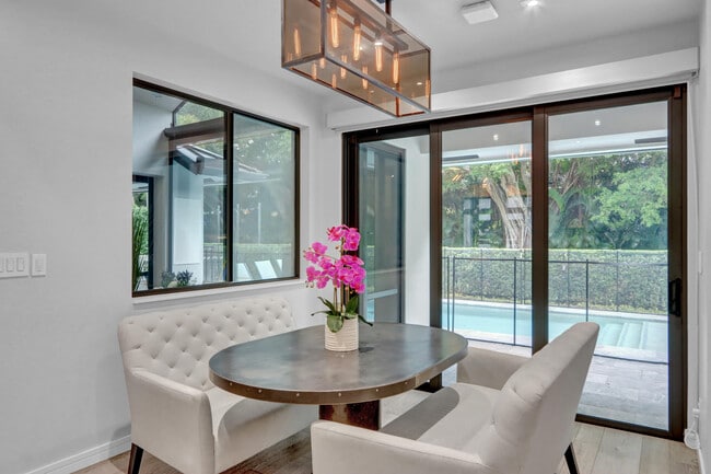 Building Photo - 5789 Hamilton Way