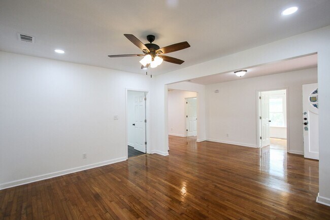 Building Photo - Spacious 4 Bedroom, 2.5 Bath Home in Savan...