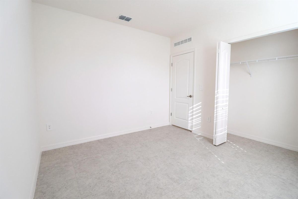 Building Photo - 2061 SE Mantua St