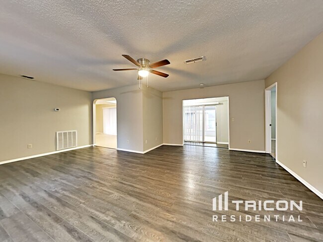 Building Photo - 202 Valley Dr