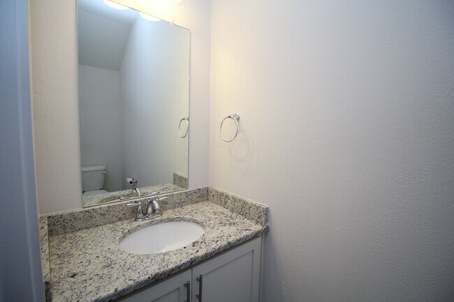 Building Photo - Don’t Miss This 3BR Townhome in North Pensacola — Garage, Modern Finishes, Community Pool & Easy ...