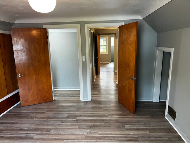 Building Photo - 1116 Woodstock Ave
