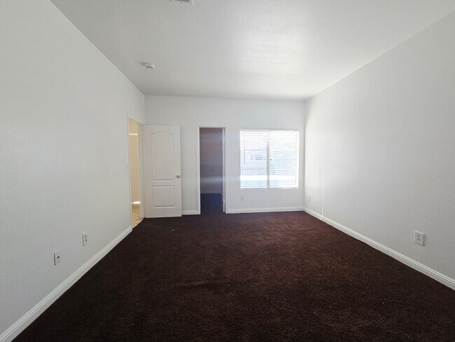 Building Photo - ONE BEDROOM ONE BATH UPSTAIRS CONDO!