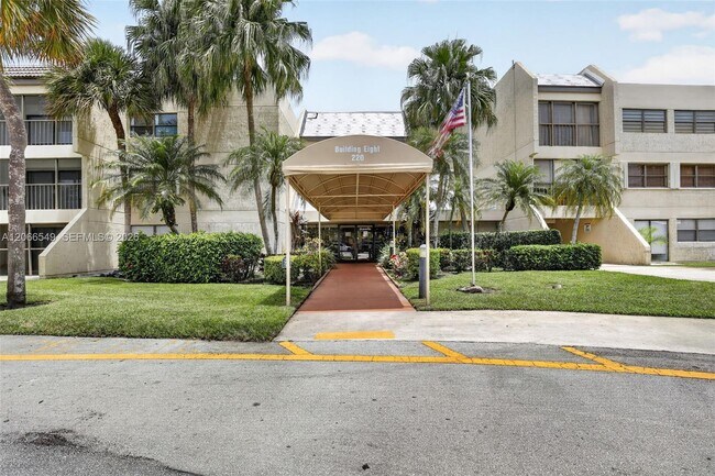 Building Photo - 220 Lakeview Dr