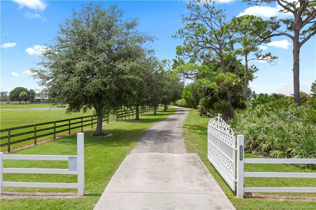 Building Photo - 2689 SW Trailside Path