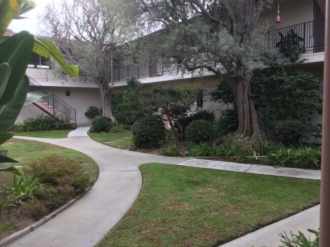 Courtyard_01 - 2910 W 235th St