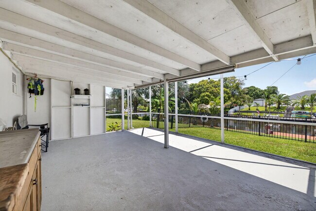 Building Photo - 416 SE Naranja Ave