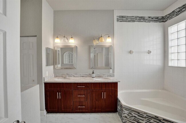 Building Photo - 5977 NW 73rd Ct