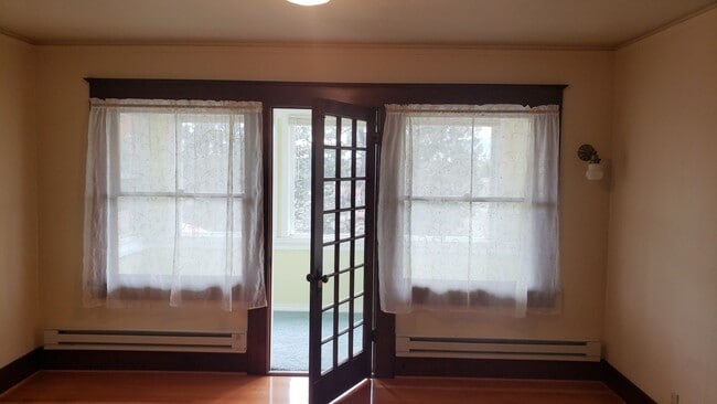 Building Photo - Beautiful craftsman style farmhouse outside Island City with inspiring views of the Grande Ronde ...