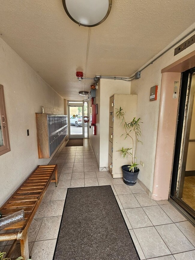 Building Photo - Near Waikiki Beach. Window AC. Near Public Transportation