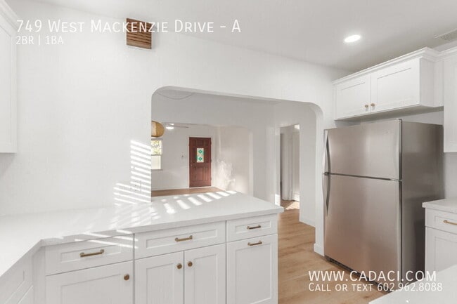 Building Photo - 749 W MacKenzie Dr
