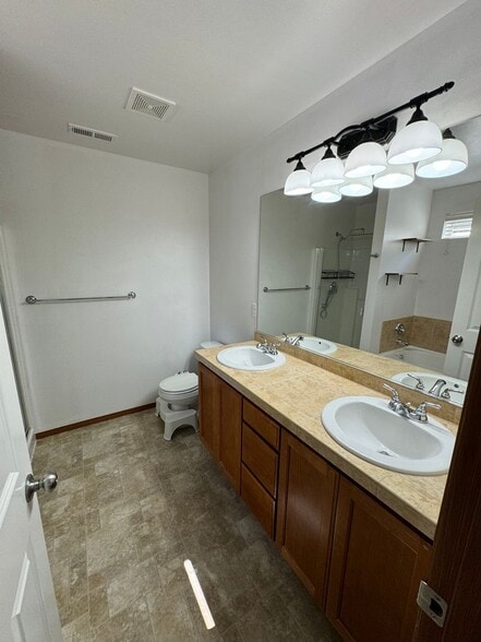 Building Photo - Spacious 3 bed 2.5 Bath Townhome