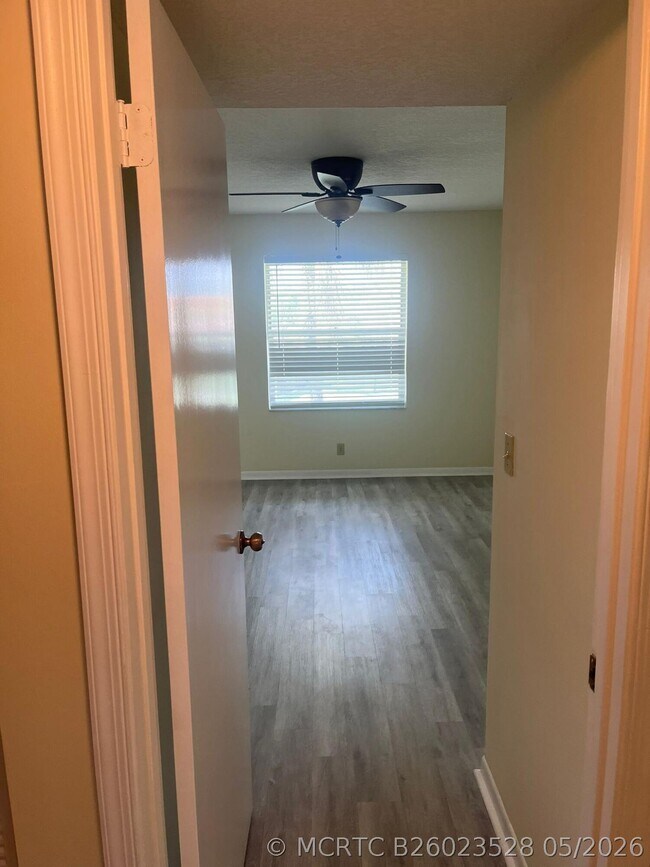 Building Photo - 9993 Three Lakes Cir