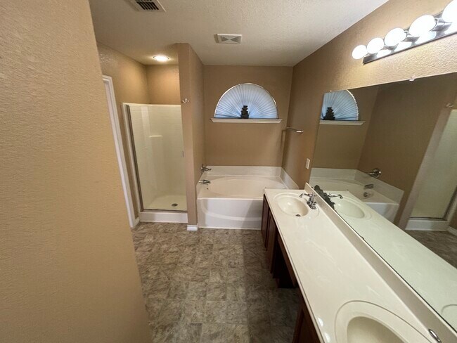 Building Photo - 3003 Lake Ridge Dr