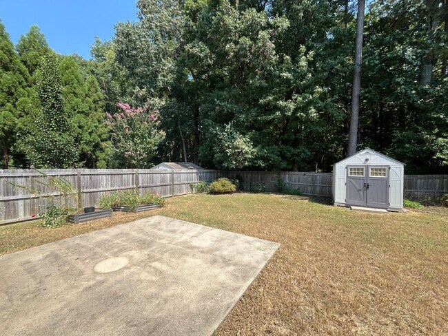Building Photo - Classic 3BD, 2BA Apex Home in a Prime Location with a Fully Fenced Yard