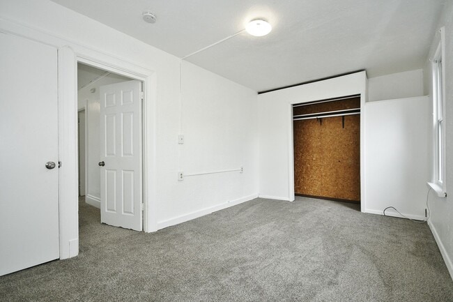 Building Photo - Updated 3 bed/1 bath House with garage!