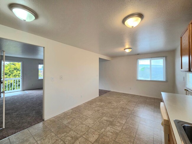 Building Photo - 1409 Maple St