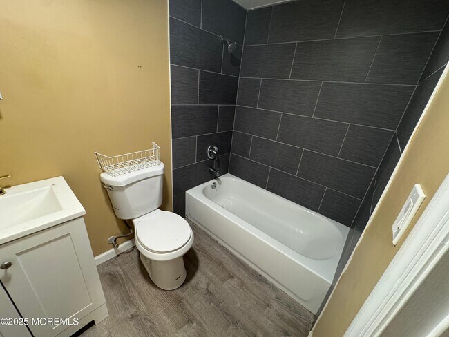 Building Photo - 724 Cortlandt St