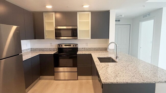 Building Photo - Luxury Condo in Millenia