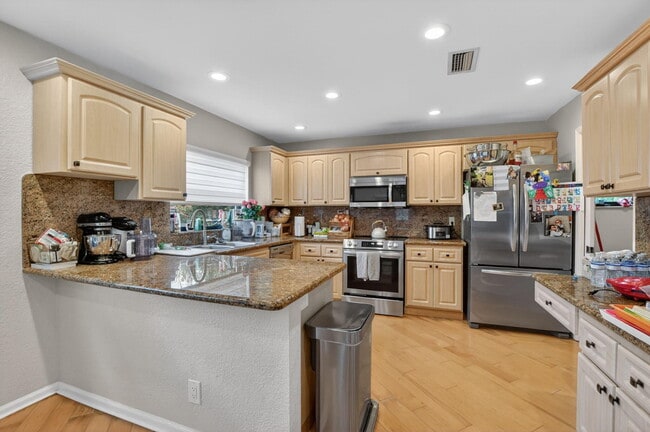 Building Photo - 10065 Camelback Ln
