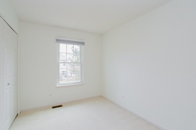 Building Photo - 1217 N Village Dr