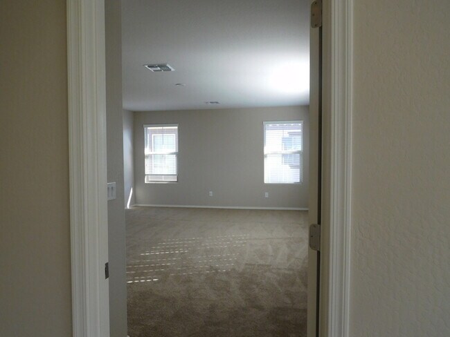 Building Photo - Naturally Well-Lit 4 bed/3 bath Single-Fam...
