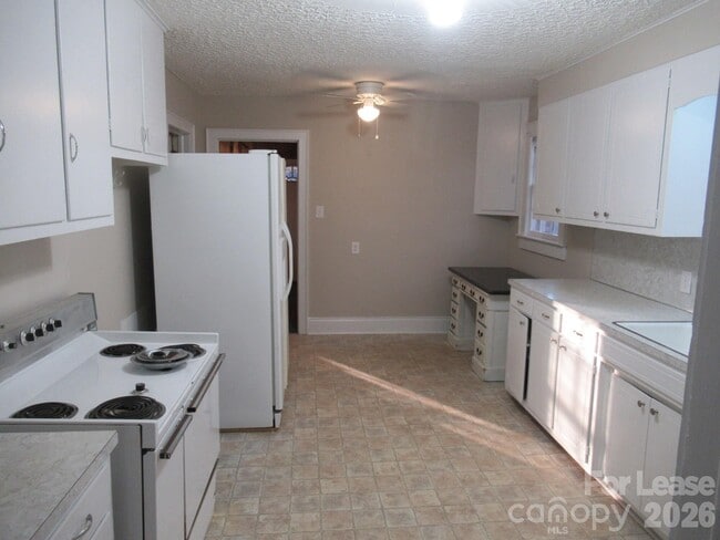 Building Photo - 505 S Cedar St