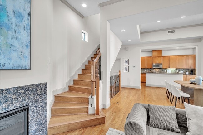 Building Photo - 2318 Camden Dr