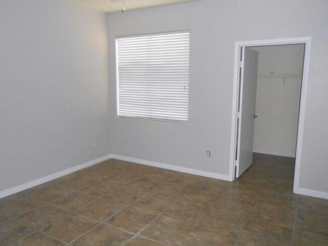 Building Photo - Beautiful Condo in The Falls Gated Communi...