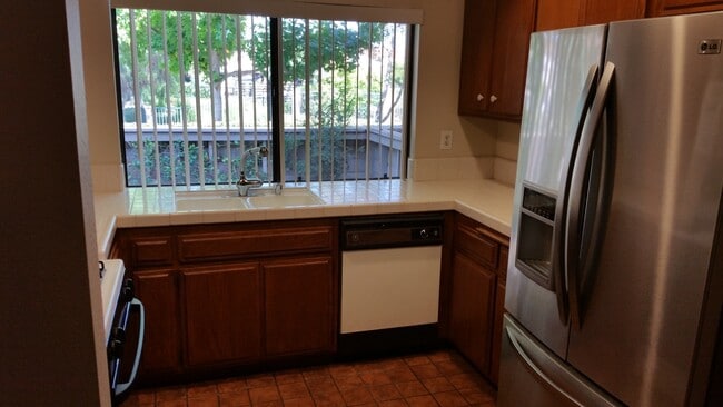 Building Photo - 2BED/2.5BATH