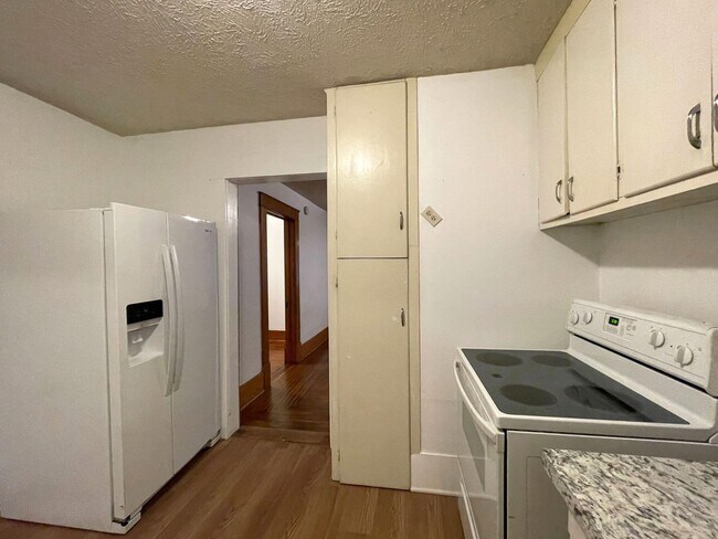 Building Photo - 3 Bed 1 Bath Home