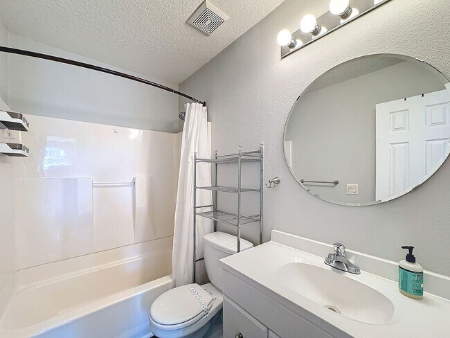 Building Photo - Stunning 5-Bedroom Home in North Village o...