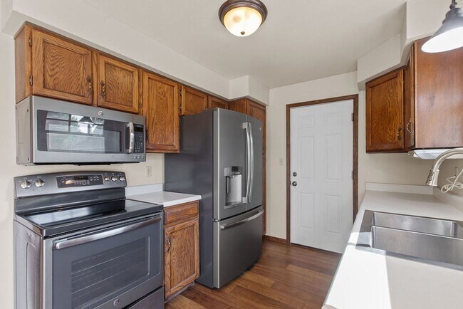 Building Photo - 4 bed, 2 bath, large yard available in Woo...
