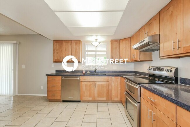 Building Photo - 3 Bedroom Pet-Friendly Home in Phoenix, AZ with Main Street Renewal