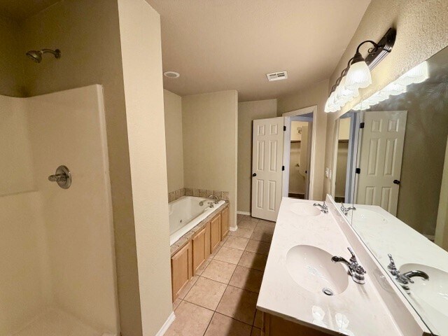 Building Photo - 2827 N Cassius Ln