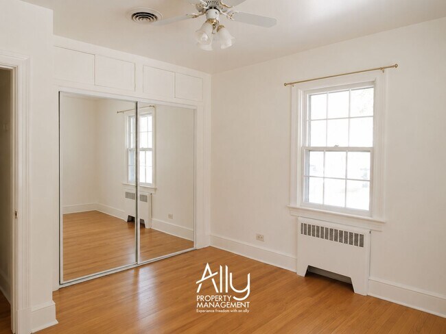 Building Photo - 1605 Cambridge Cir