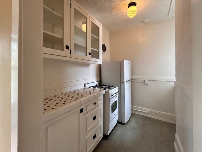 Building Photo - Vintage Charm - Top Floor NW Studio!