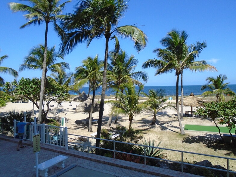 Relax under the palms - 710 N Ocean Blvd