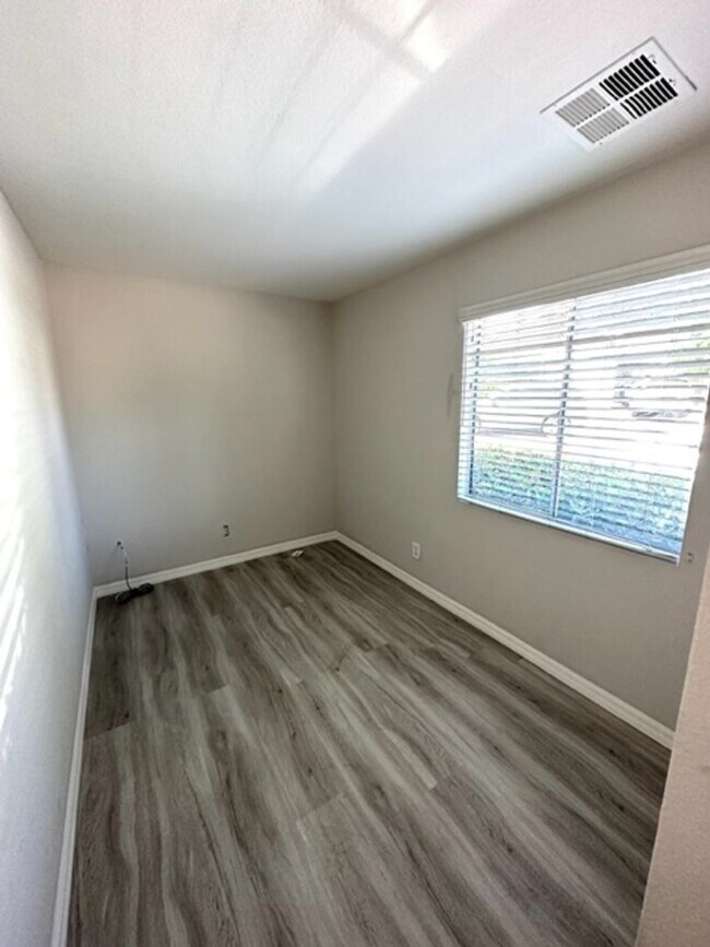 Building Photo - 2+1 Bungalow Cottage-  central a/c, carport, patio, washer/dryer hookups, pet friendly