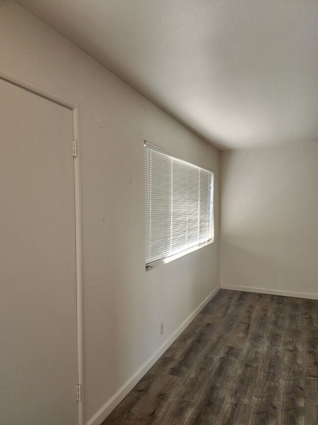 Building Photo - D821-823BA