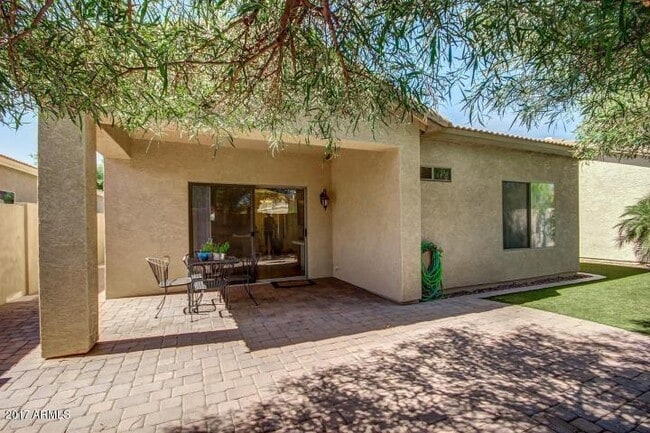 Building Photo - 934 E Madeline Dr