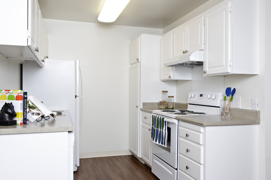 Two Bedroom Kitchen - eaves Foster City