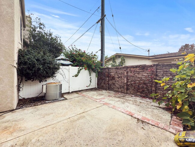 Building Photo - Charming Costa Mesa Townhouse