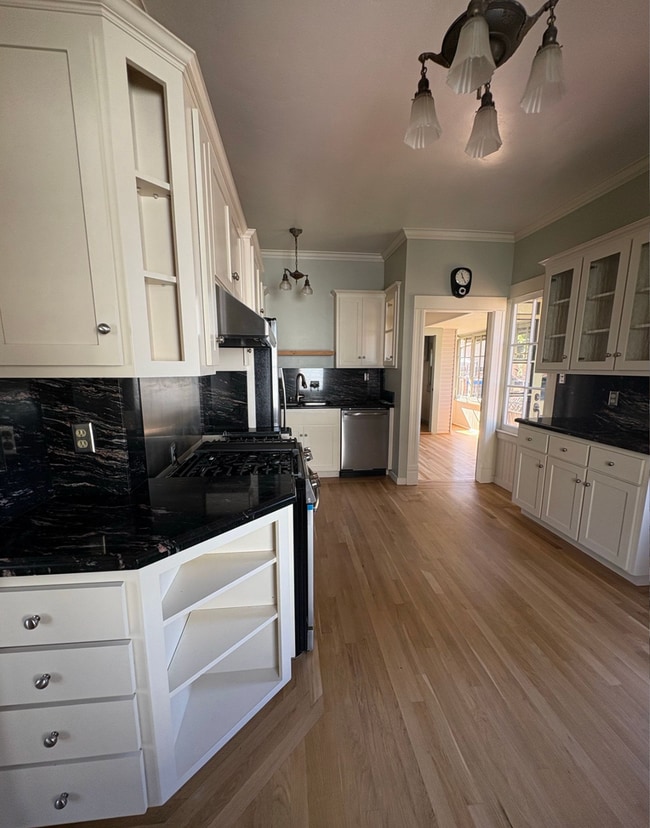 Building Photo - Charming Vintage Home Steps from Downtown Santa Cruz