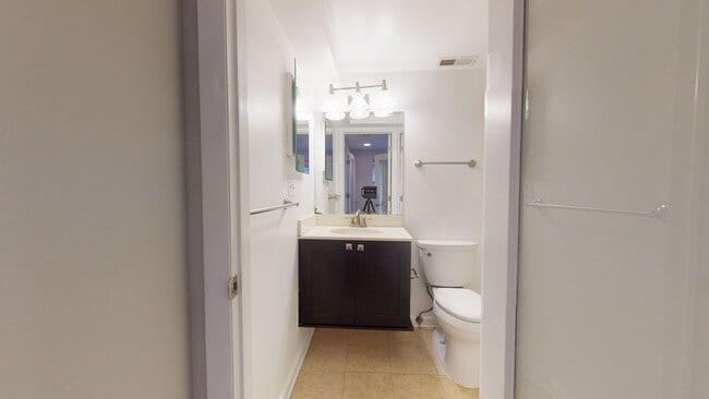 Building Photo - Spacious Two Bedroom Two Bathroom Petworth...