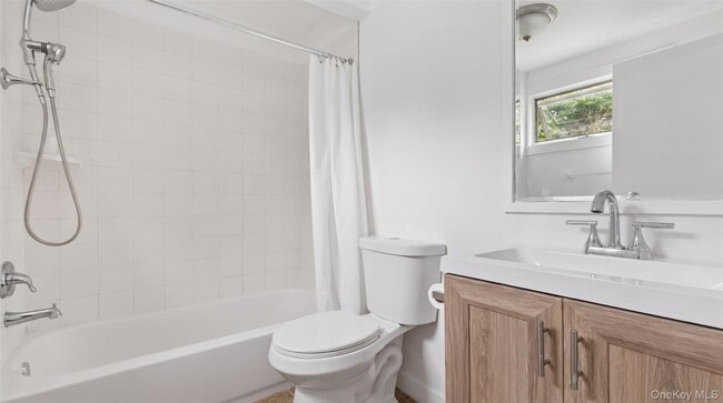 Building Photo - 376 Montauk Hwy
