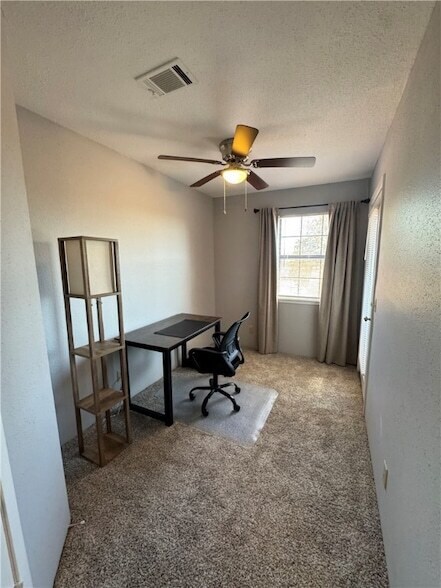 Building Photo - 1305 W Villa Maria Rd